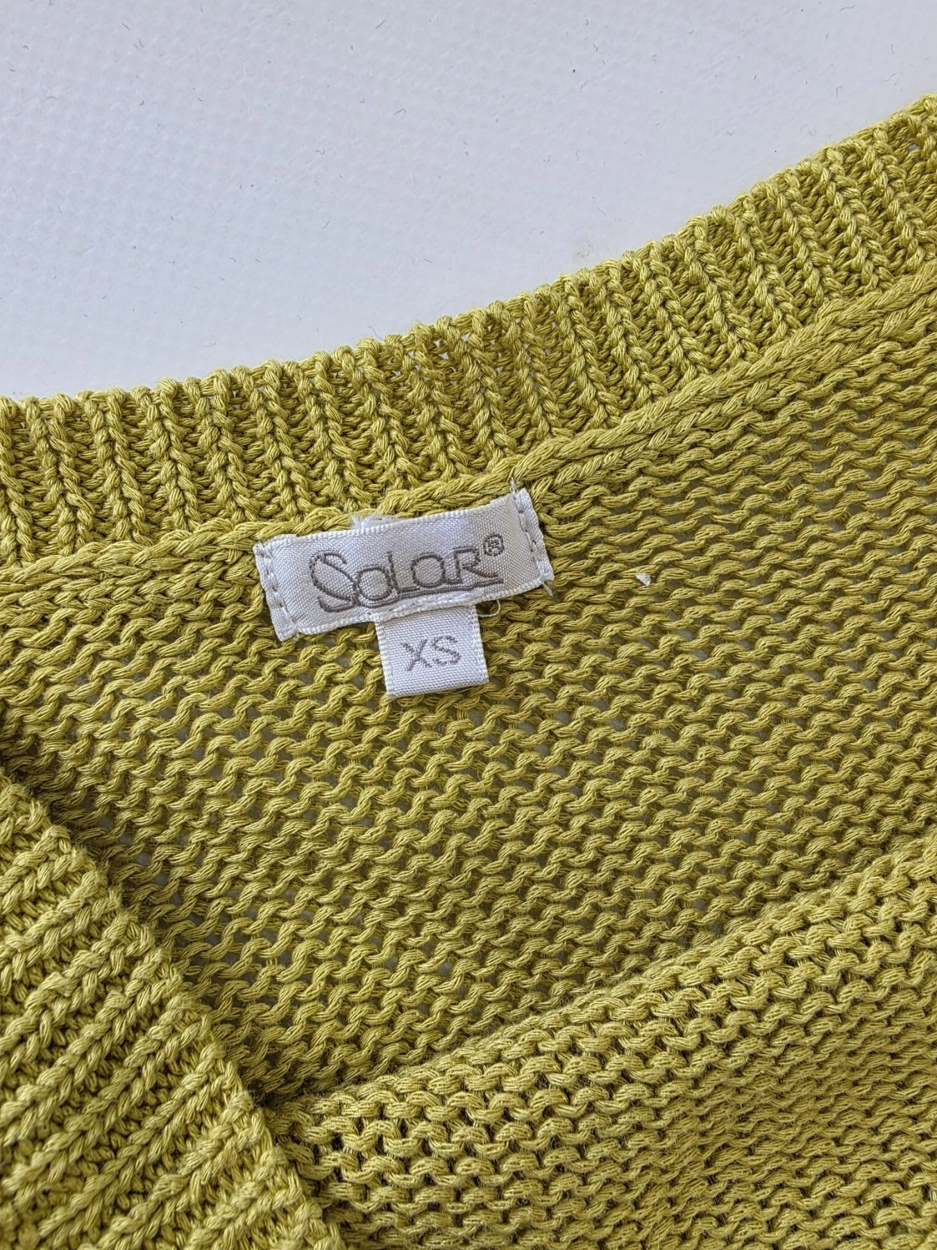 Designerski komplet damski premium składający się z bawełnianego swetra Solar oraz wzorzystych spodni DanHen, idealny na unikalną i stylową stylizację codzienną