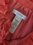 Ekskluzywna stylizacja premium składająca się z koralowej jedwabnej bluzki J.Crew oraz designerskich, kolorowych spodni bawełnianych marki Solar w rozmiarze 36