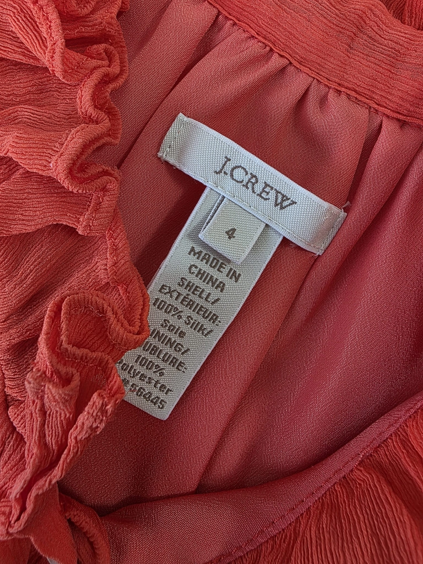 Ekskluzywna stylizacja premium składająca się z koralowej jedwabnej bluzki J.Crew oraz designerskich, kolorowych spodni bawełnianych marki Solar w rozmiarze 36