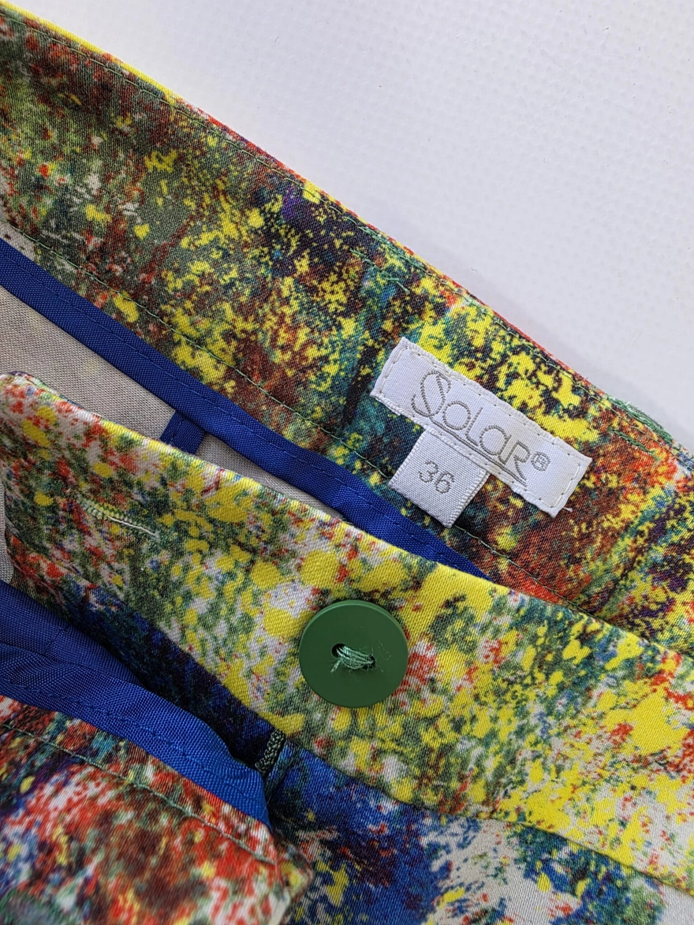Ekskluzywna stylizacja premium składająca się z koralowej jedwabnej bluzki J.Crew oraz designerskich, kolorowych spodni bawełnianych marki Solar w rozmiarze 36