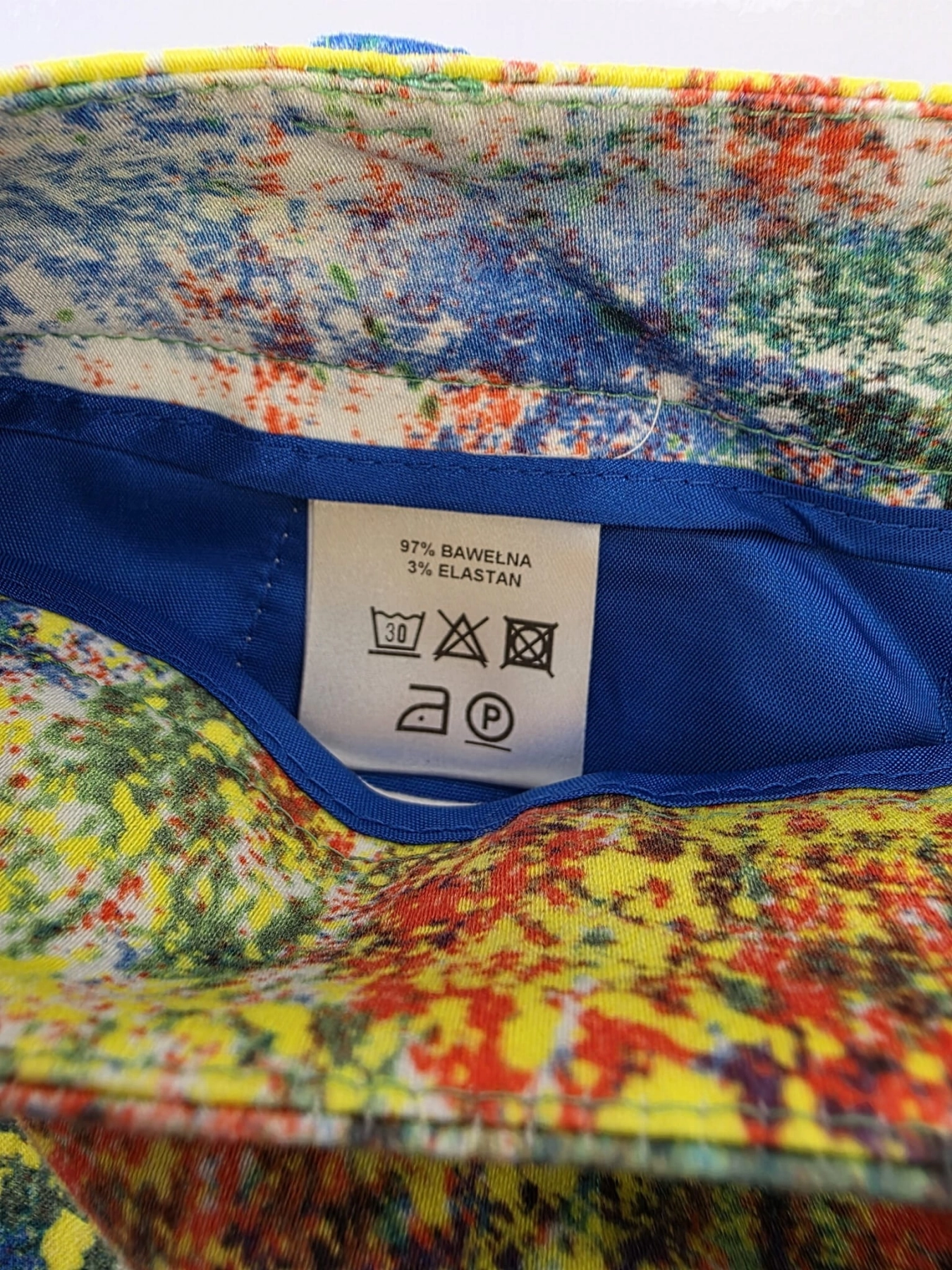 Ekskluzywna stylizacja premium składająca się z koralowej jedwabnej bluzki J.Crew oraz designerskich, kolorowych spodni bawełnianych marki Solar w rozmiarze 36
