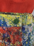 Ekskluzywna stylizacja premium składająca się z koralowej jedwabnej bluzki J.Crew oraz designerskich, kolorowych spodni bawełnianych marki Solar w rozmiarze 36