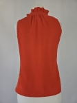 Ekskluzywna stylizacja premium składająca się z koralowej jedwabnej bluzki J.Crew oraz designerskich, kolorowych spodni bawełnianych marki Solar w rozmiarze 36