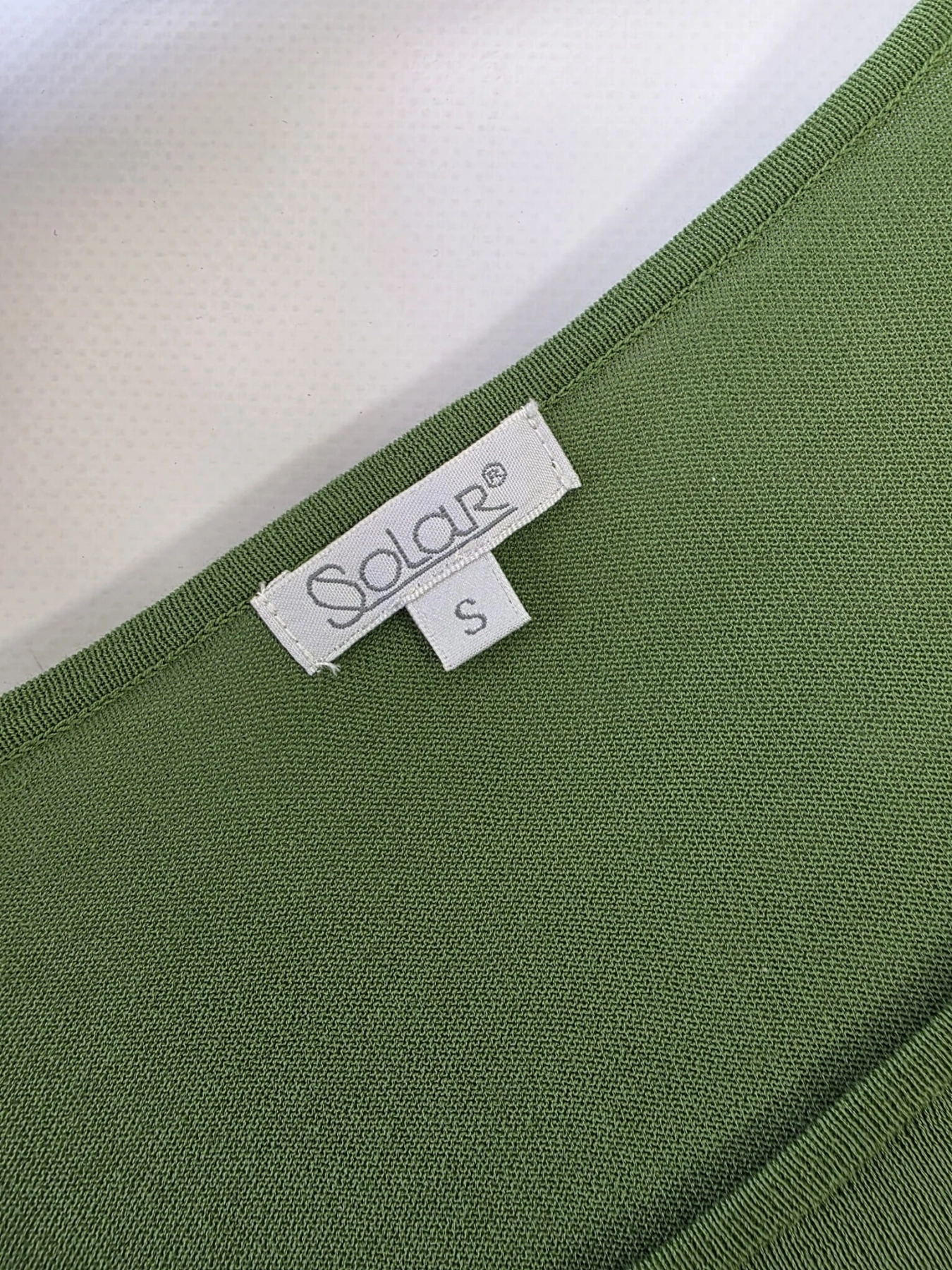 Kompletna stylizacja damska premium składająca się z lnianych spodni Bershka, bawełnianej bluzki Solar oraz limonkowej koszuli Catwalk Junkie