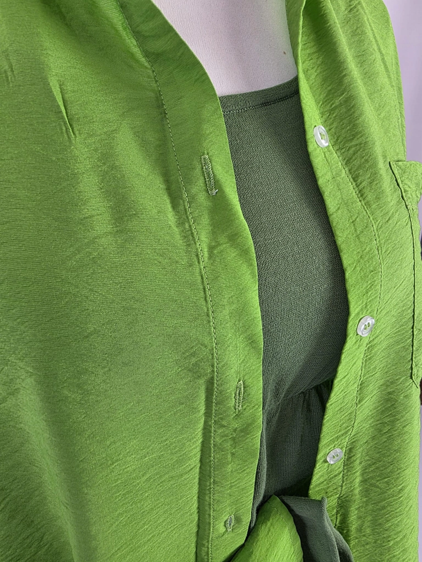 Kompletna stylizacja damska premium składająca się z lnianych spodni Bershka, bawełnianej bluzki Solar oraz limonkowej koszuli Catwalk Junkie