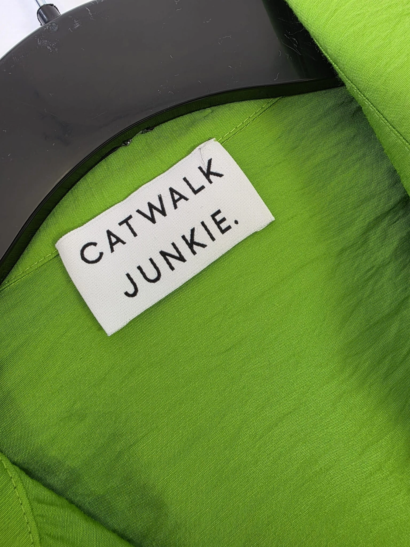 Kompletna stylizacja damska premium składająca się z lnianych spodni Bershka, bawełnianej bluzki Solar oraz limonkowej koszuli Catwalk Junkie