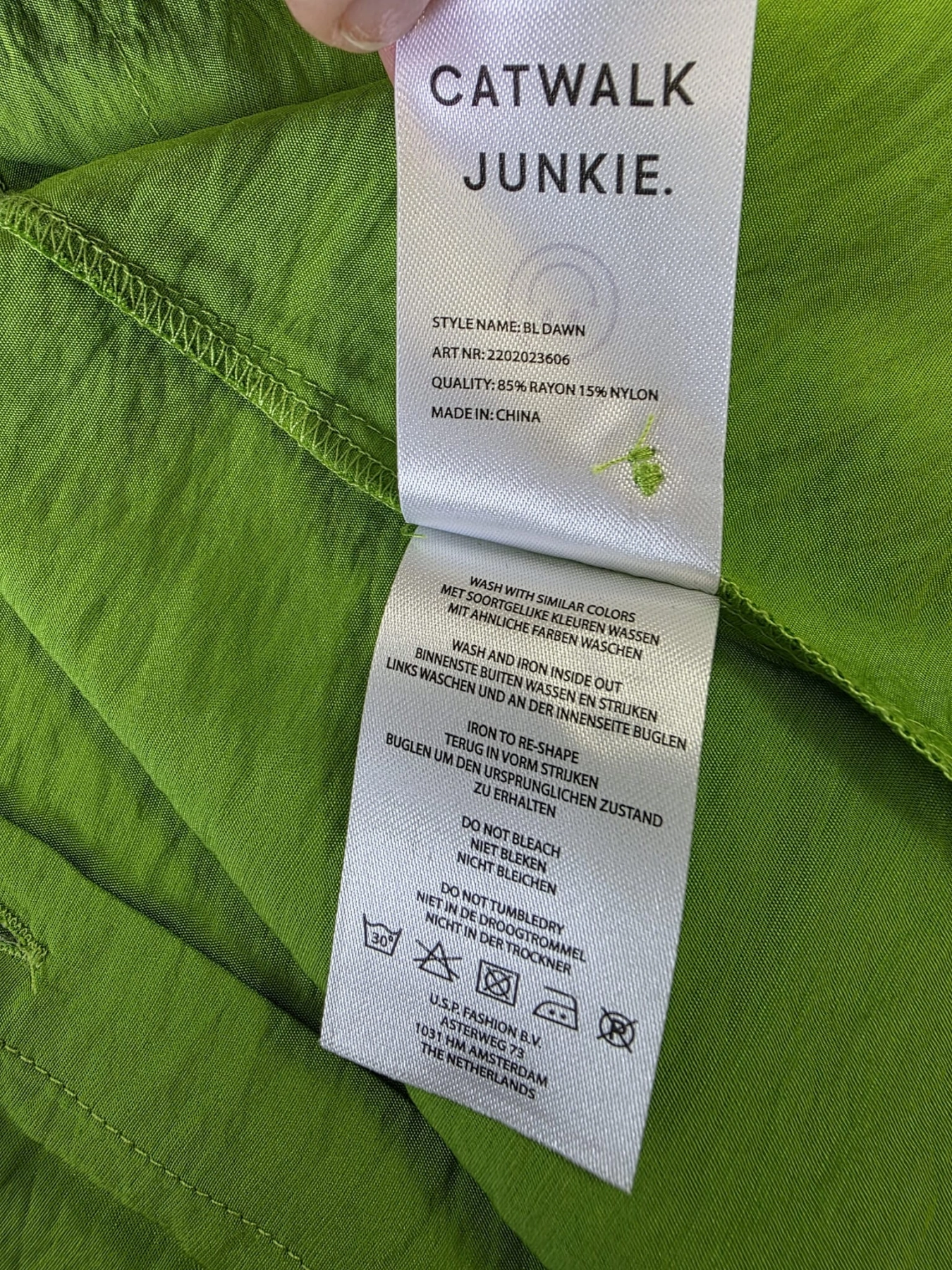 Kompletna stylizacja damska premium składająca się z lnianych spodni Bershka, bawełnianej bluzki Solar oraz limonkowej koszuli Catwalk Junkie