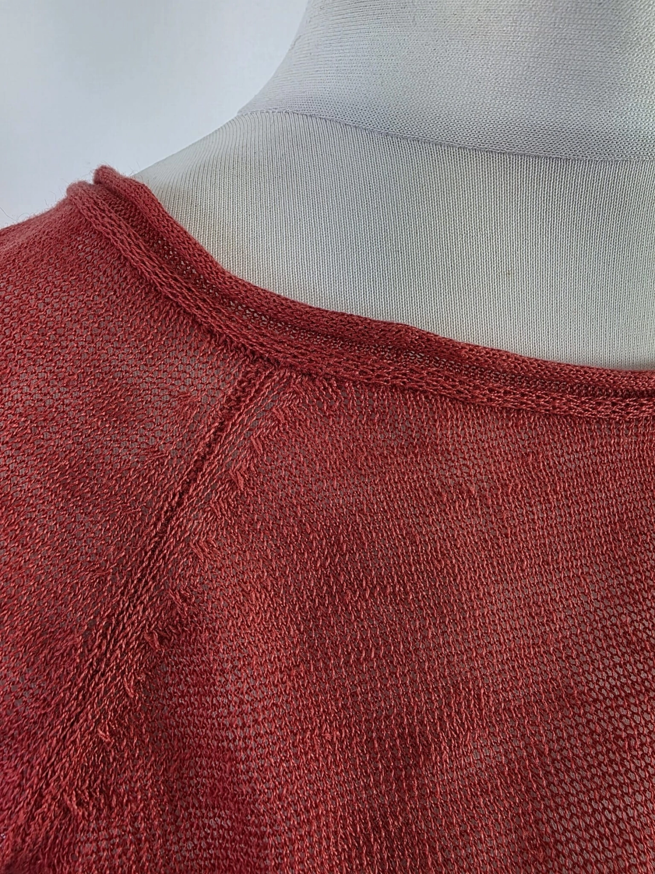 Elegancka stylizacja premium z odzieży używanej składająca się z czerwonej bluzki ze 100% lnu oraz dopasowanych spodni Solar w czarne grochy
