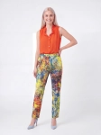 Ekskluzywna stylizacja premium składająca się z koralowej jedwabnej bluzki J.Crew oraz designerskich, kolorowych spodni bawełnianych marki Solar w rozmiarze 36