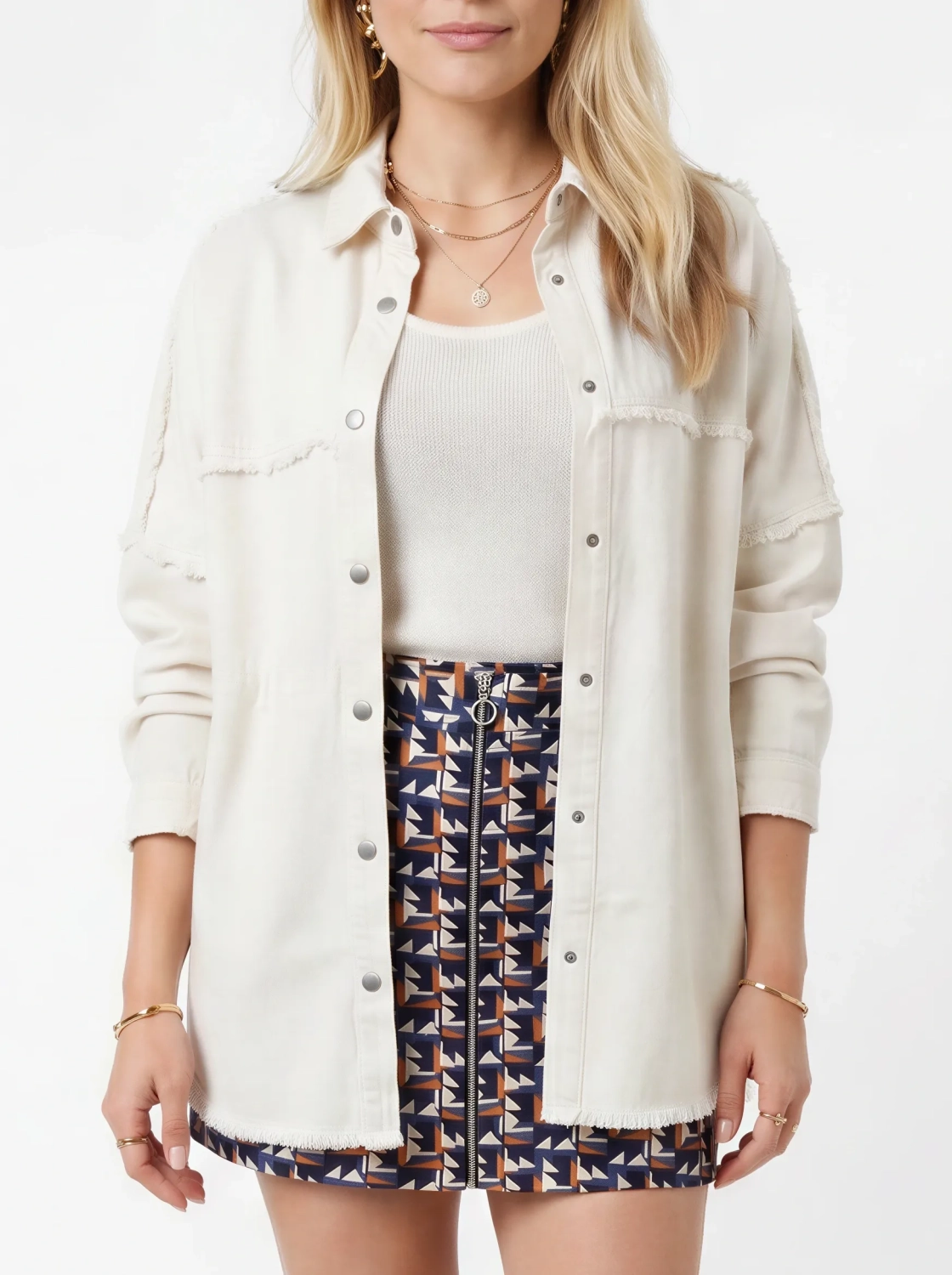 Stylowy komplet damski premium składający się ze spódnicy mini Promod w geometryczne wzory, kremowego topu dzianinowego Tezenis oraz jeansowej katany oversize marki JDY