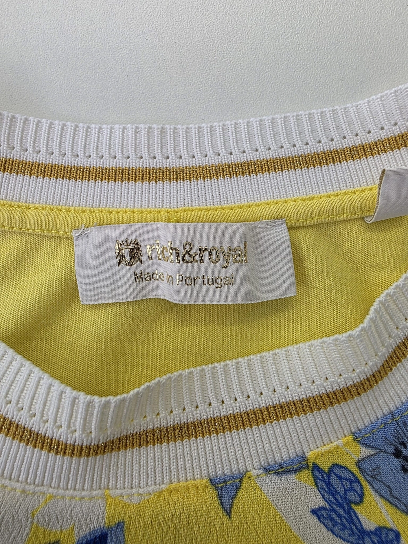 Damska stylizacja premium z odzieży używanej składająca się z kwiecistej bluzki Rich &amp; Royal oraz markowych jeansów z wysokim stanem H&amp;M Divided to idealny wybór na modny, wygodny i wyrazisty look na co dzień