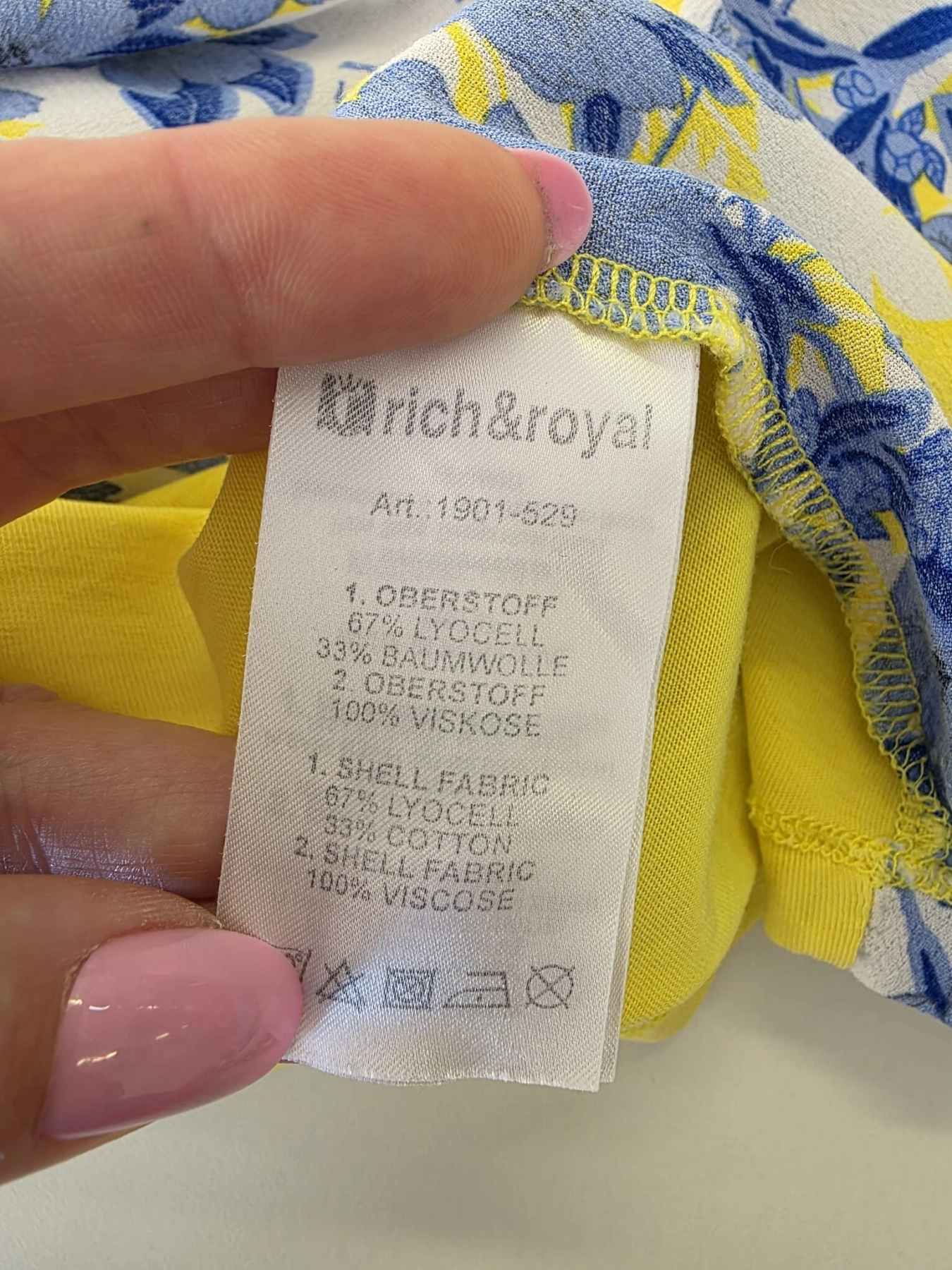 Damska stylizacja premium z odzieży używanej składająca się z kwiecistej bluzki Rich &amp; Royal oraz markowych jeansów z wysokim stanem H&amp;M Divided to idealny wybór na modny, wygodny i wyrazisty look na co dzień