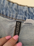 Damska stylizacja premium z odzieży używanej składająca się z kwiecistej bluzki Rich &amp; Royal oraz markowych jeansów z wysokim stanem H&amp;M Divided to idealny wybór na modny, wygodny i wyrazisty look na co dzień