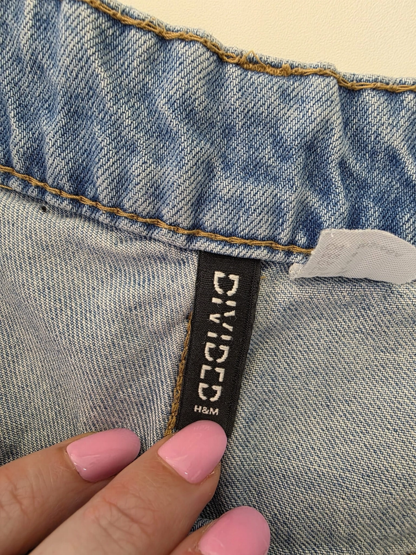 Damska stylizacja premium z odzieży używanej składająca się z kwiecistej bluzki Rich &amp; Royal oraz markowych jeansów z wysokim stanem H&amp;M Divided to idealny wybór na modny, wygodny i wyrazisty look na co dzień