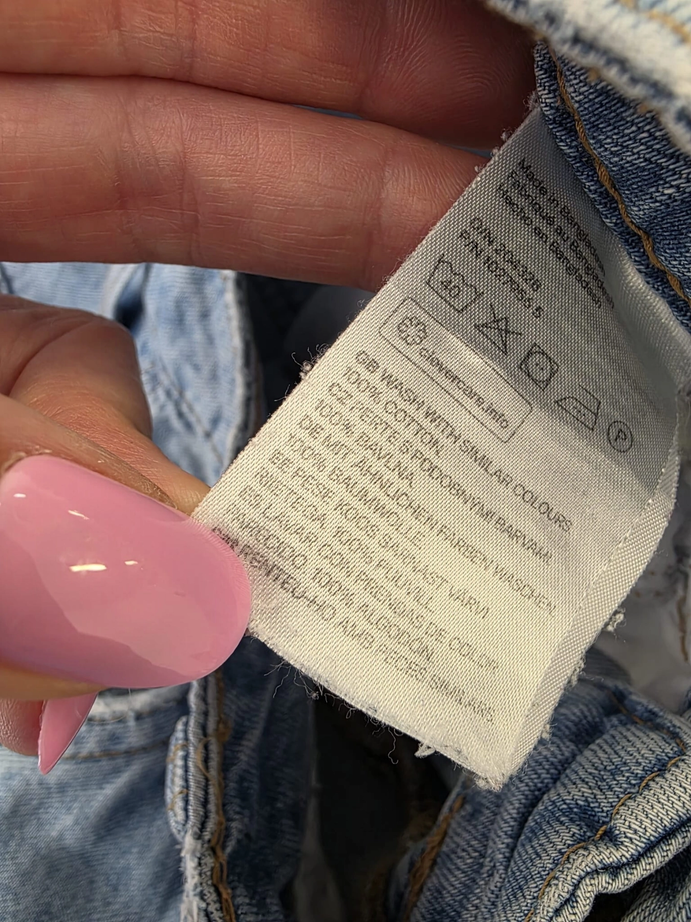 Damska stylizacja premium z odzieży używanej składająca się z kwiecistej bluzki Rich &amp; Royal oraz markowych jeansów z wysokim stanem H&amp;M Divided to idealny wybór na modny, wygodny i wyrazisty look na co dzień