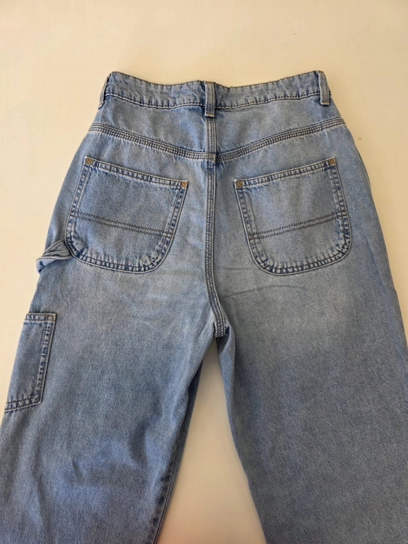 Damska stylizacja premium z odzieży używanej składająca się z kwiecistej bluzki Rich &amp; Royal oraz markowych jeansów z wysokim stanem H&amp;M Divided to idealny wybór na modny, wygodny i wyrazisty look na co dzień