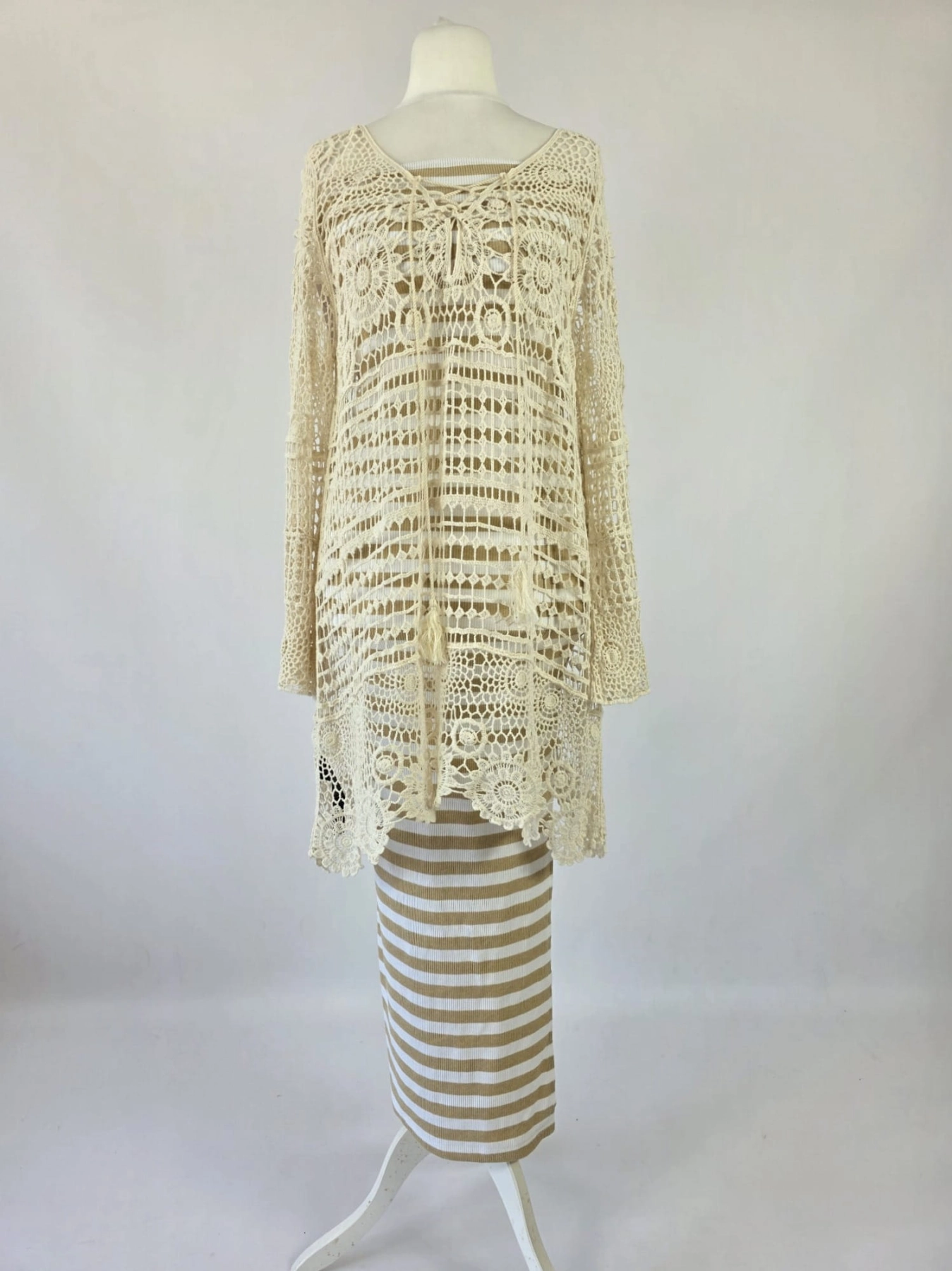 Modna stylizacja warstwowa składająca się z dopasowanej sukienki maxi w paski marki Chicaca oraz ażurowej narzutki boho Reserved wykonanej w 100% z bawełny