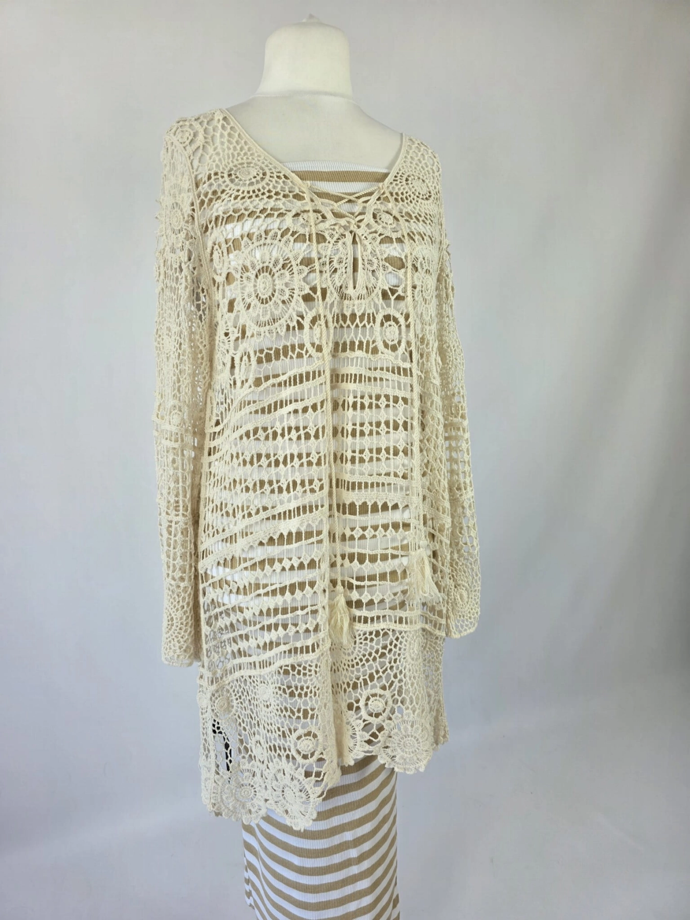 Modna stylizacja warstwowa składająca się z dopasowanej sukienki maxi w paski marki Chicaca oraz ażurowej narzutki boho Reserved wykonanej w 100% z bawełny