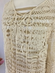 Modna stylizacja warstwowa składająca się z dopasowanej sukienki maxi w paski marki Chicaca oraz ażurowej narzutki boho Reserved wykonanej w 100% z bawełny