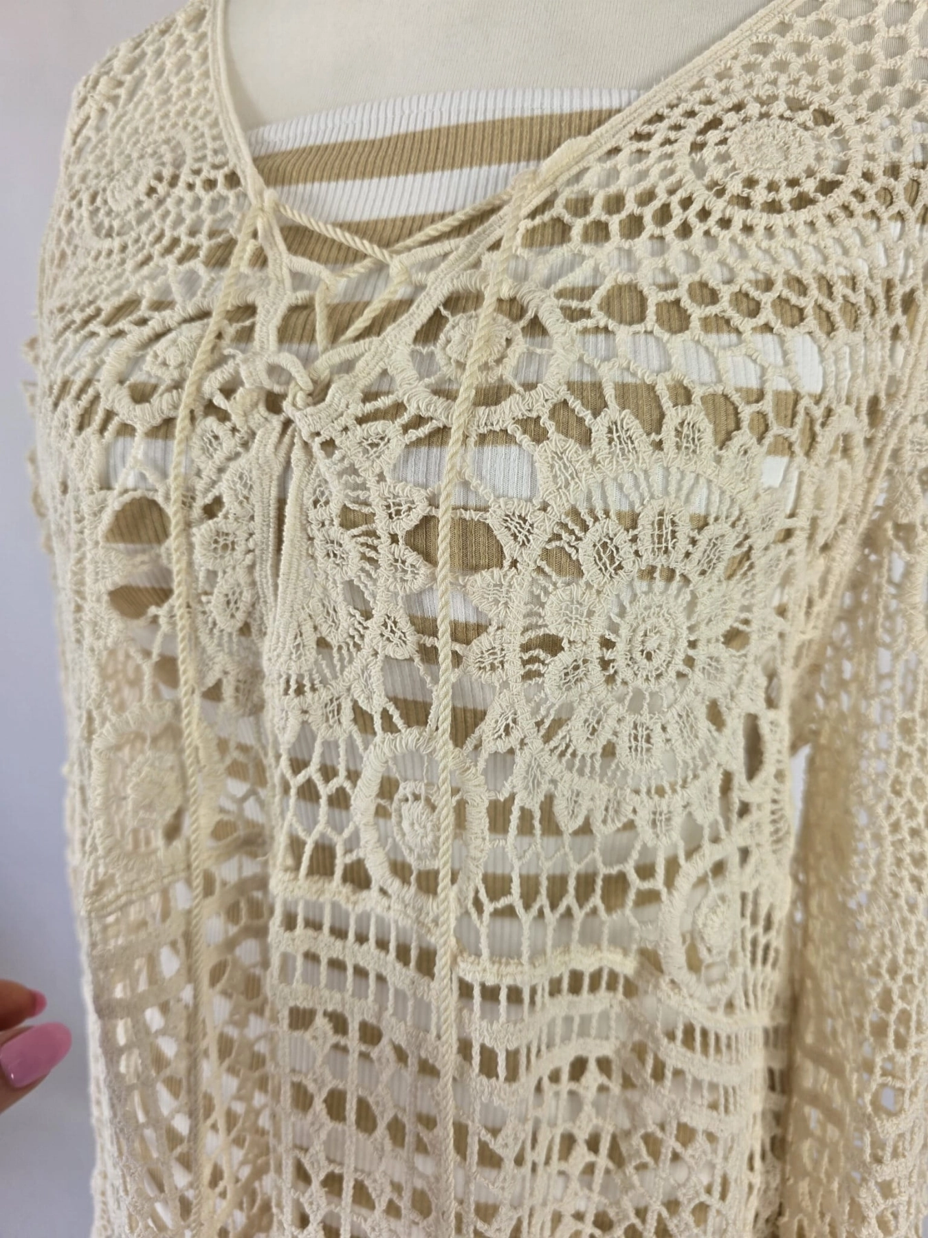 Modna stylizacja warstwowa składająca się z dopasowanej sukienki maxi w paski marki Chicaca oraz ażurowej narzutki boho Reserved wykonanej w 100% z bawełny