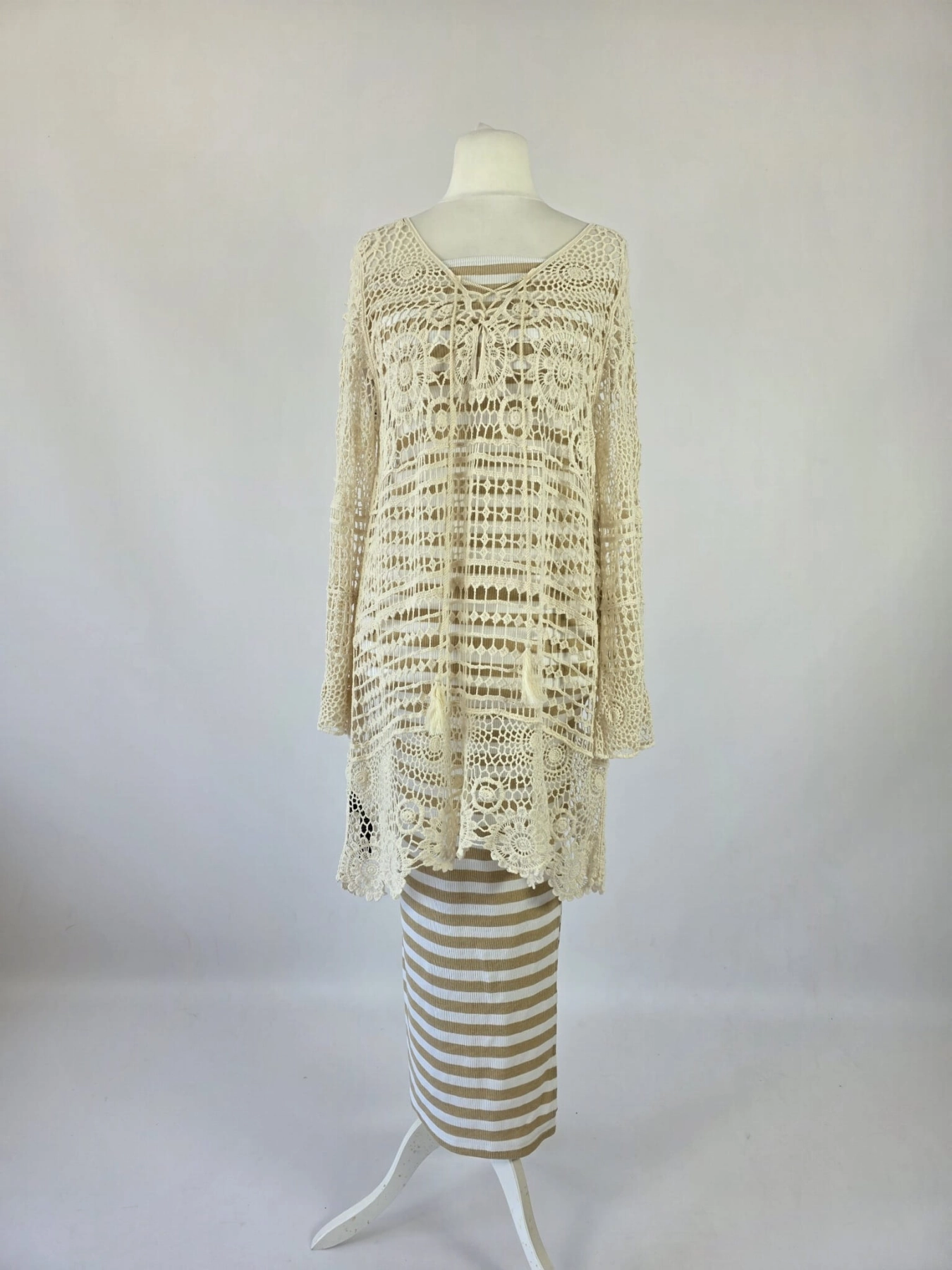 Modna stylizacja warstwowa składająca się z dopasowanej sukienki maxi w paski marki Chicaca oraz ażurowej narzutki boho Reserved wykonanej w 100% z bawełny
