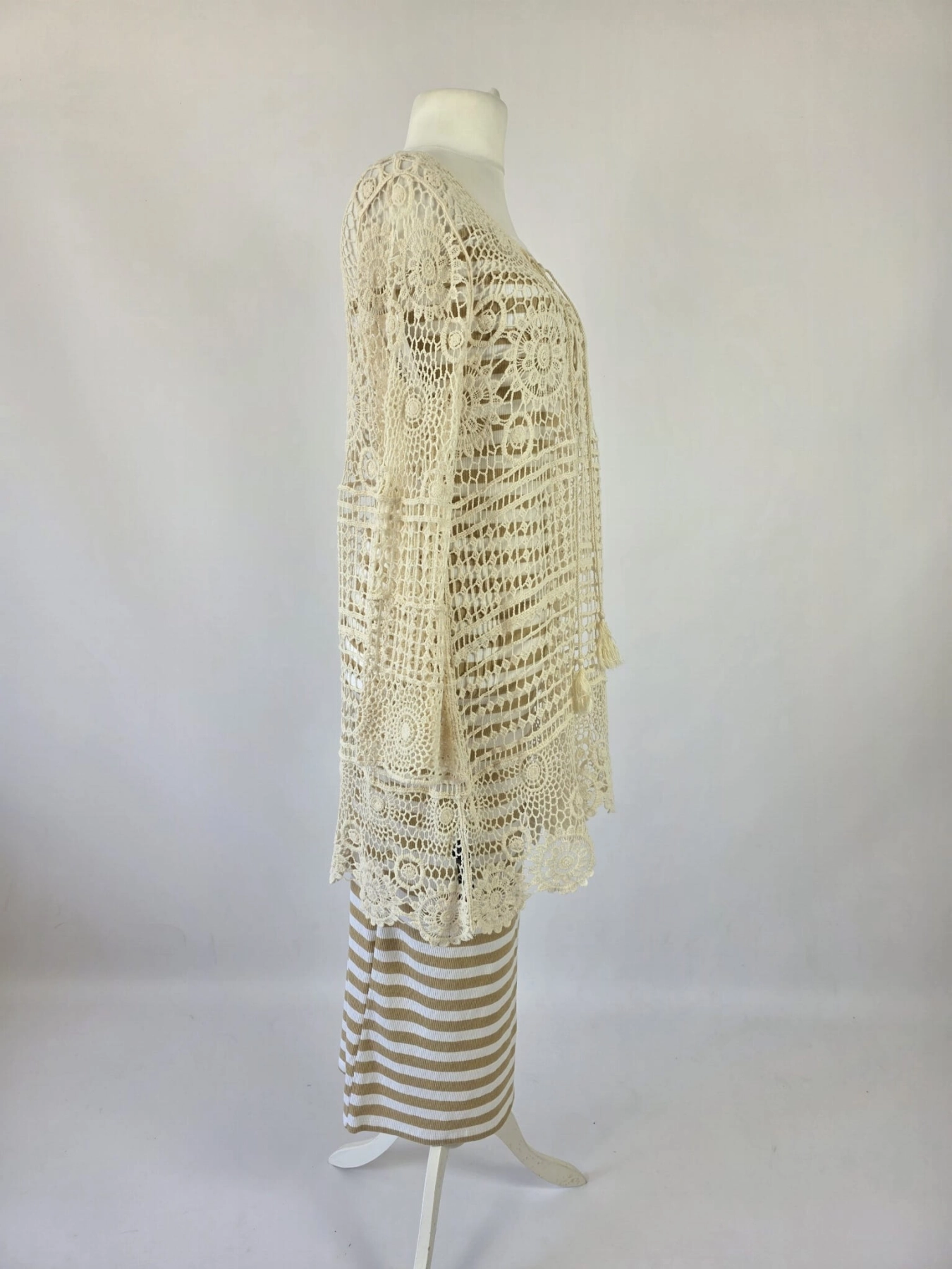 Modna stylizacja warstwowa składająca się z dopasowanej sukienki maxi w paski marki Chicaca oraz ażurowej narzutki boho Reserved wykonanej w 100% z bawełny