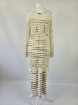Modna stylizacja warstwowa składająca się z dopasowanej sukienki maxi w paski marki Chicaca oraz ażurowej narzutki boho Reserved wykonanej w 100% z bawełny
