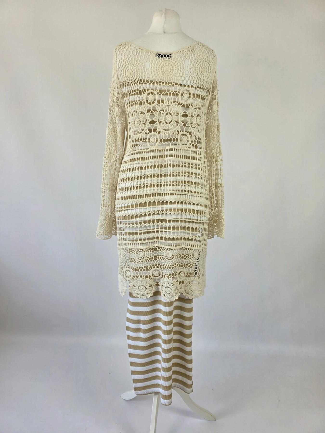 Modna stylizacja warstwowa składająca się z dopasowanej sukienki maxi w paski marki Chicaca oraz ażurowej narzutki boho Reserved wykonanej w 100% z bawełny