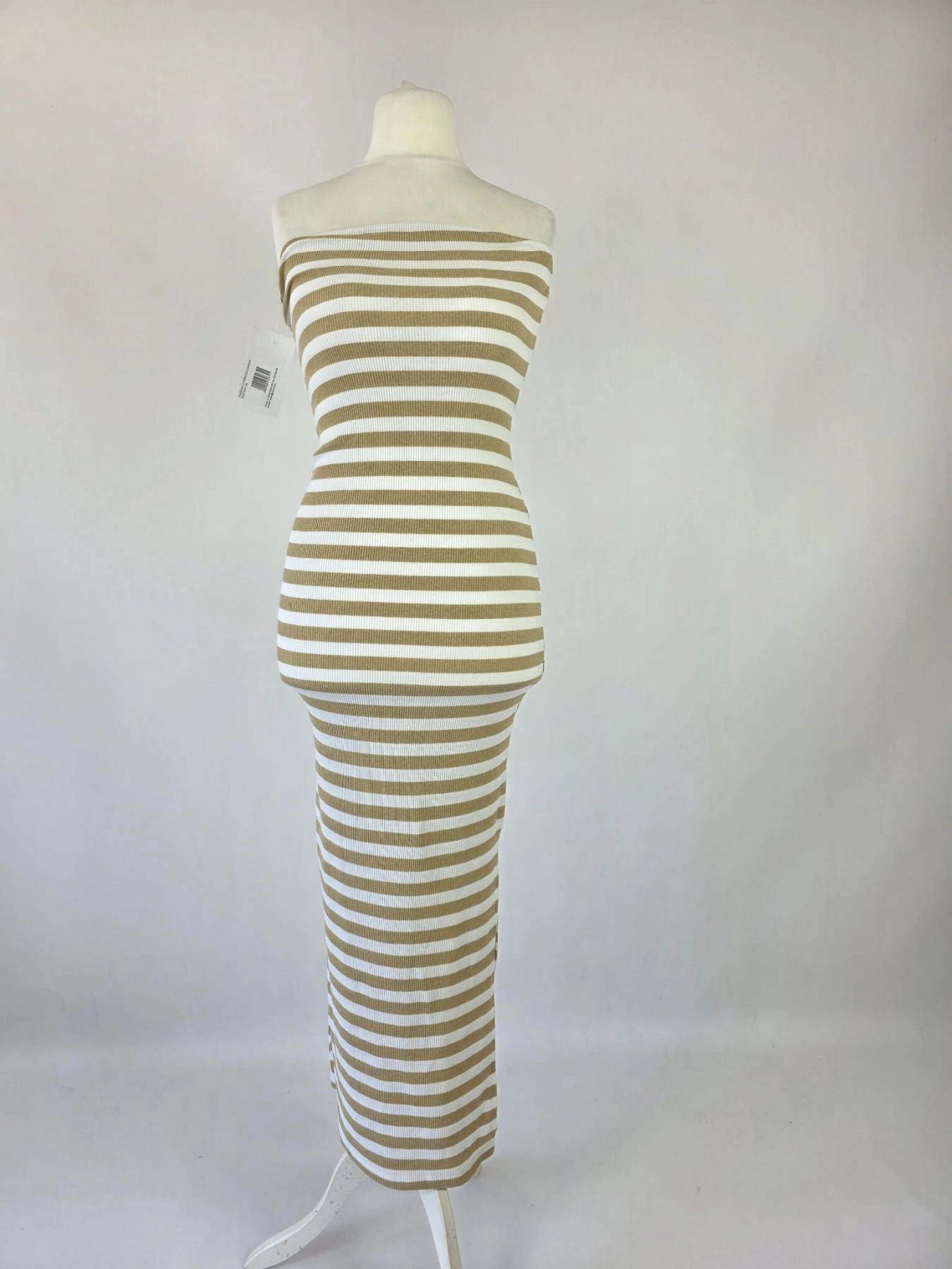 Modna stylizacja warstwowa składająca się z dopasowanej sukienki maxi w paski marki Chicaca oraz ażurowej narzutki boho Reserved wykonanej w 100% z bawełny