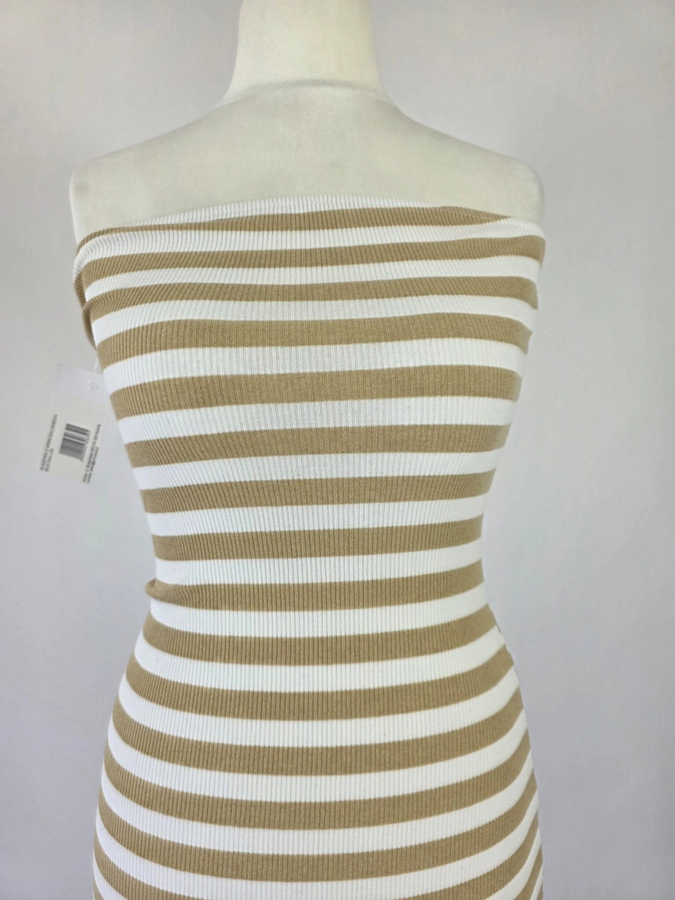 Modna stylizacja warstwowa składająca się z dopasowanej sukienki maxi w paski marki Chicaca oraz ażurowej narzutki boho Reserved wykonanej w 100% z bawełny