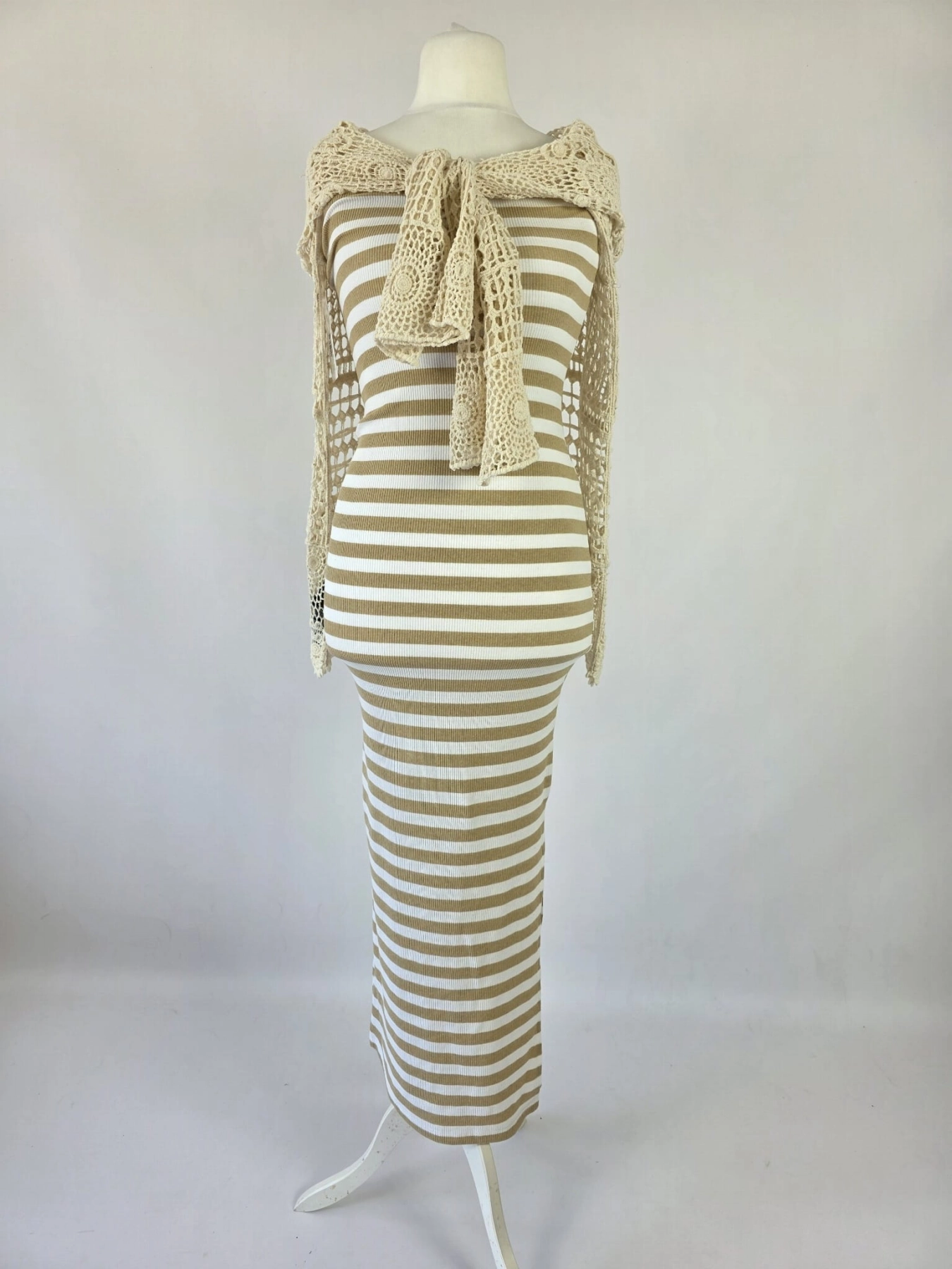 Modna stylizacja warstwowa składająca się z dopasowanej sukienki maxi w paski marki Chicaca oraz ażurowej narzutki boho Reserved wykonanej w 100% z bawełny