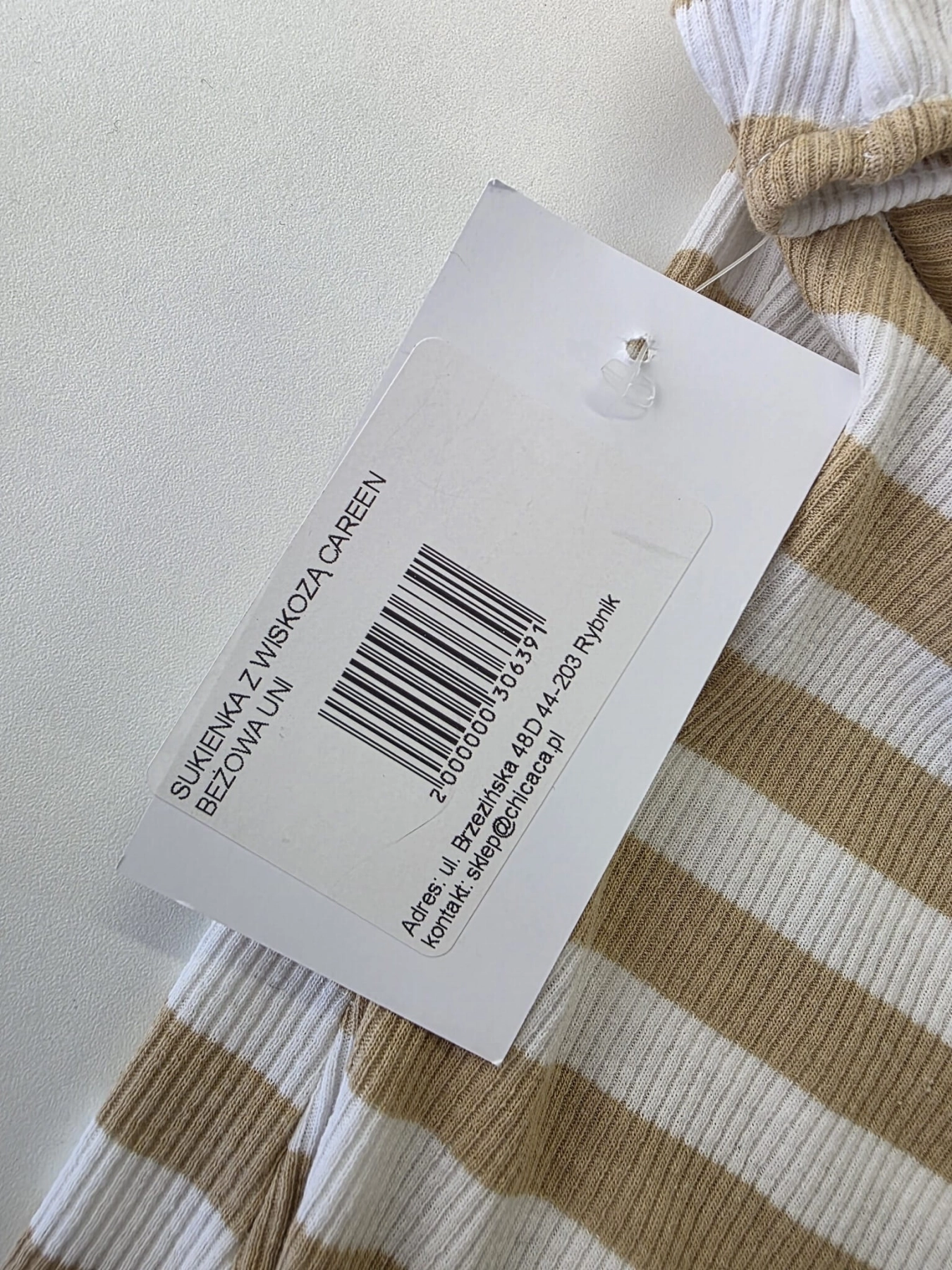 Modna stylizacja warstwowa składająca się z dopasowanej sukienki maxi w paski marki Chicaca oraz ażurowej narzutki boho Reserved wykonanej w 100% z bawełny