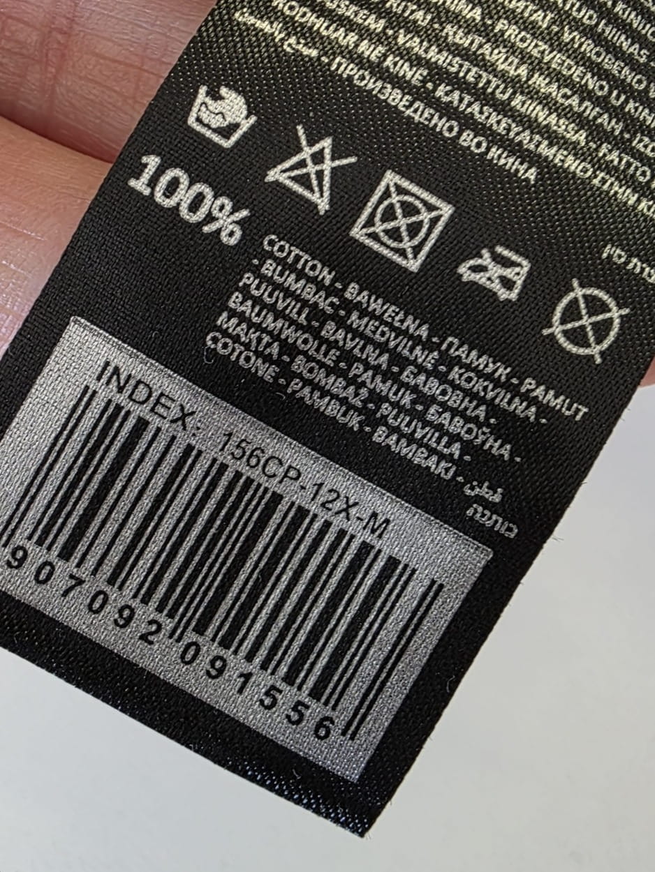 Modna stylizacja warstwowa składająca się z dopasowanej sukienki maxi w paski marki Chicaca oraz ażurowej narzutki boho Reserved wykonanej w 100% z bawełny