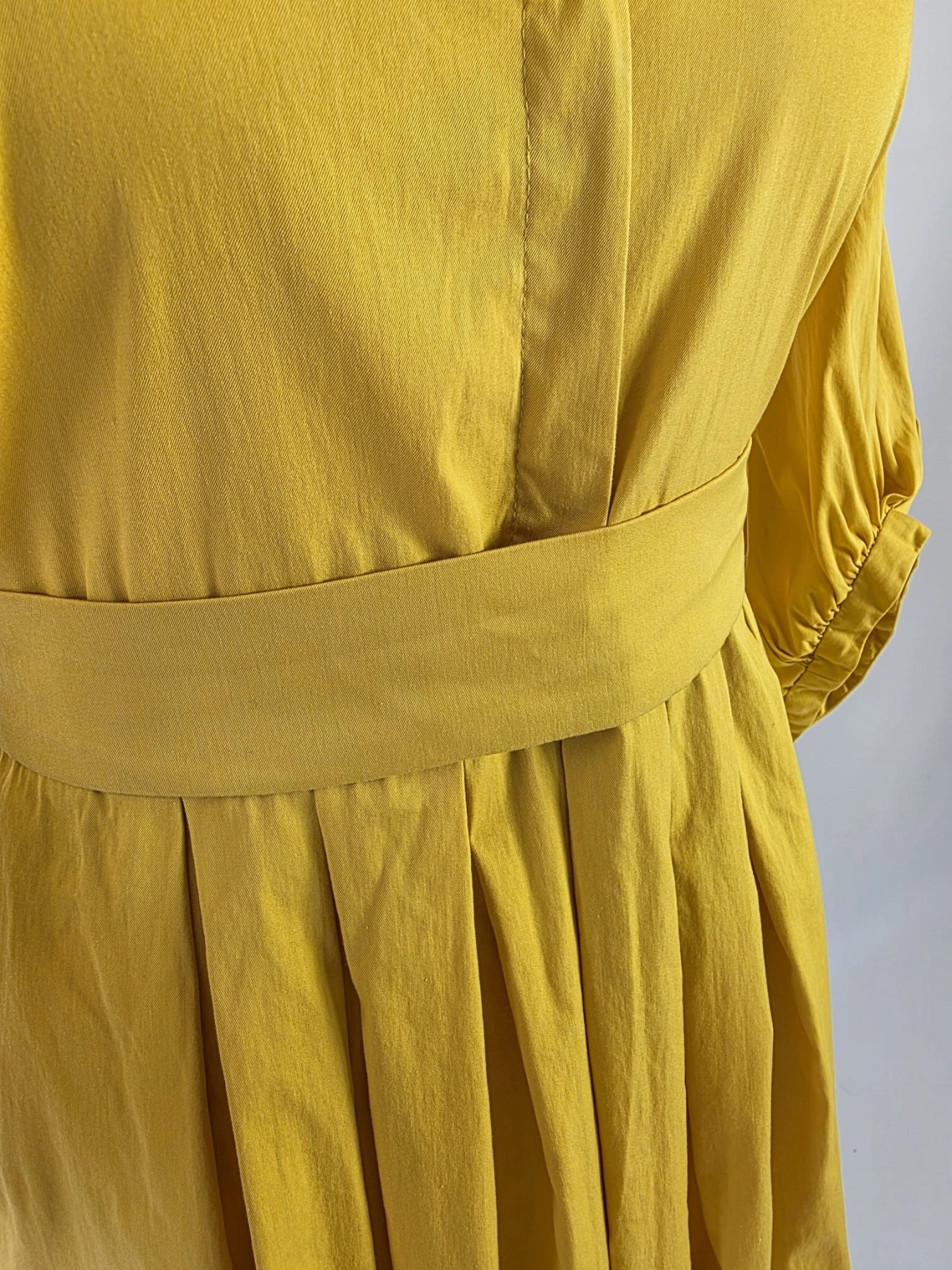 Markowa sukienka szmizjerka Marella Sport w kolorze musztardowym z paskiem i kieszeniami to doskonały wybór premium na co dzień i na wyjątkowe okazje