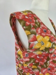 Unikalny damski top retro w wyraziste kwiaty to idealna propozycja na lato dla kobiet ceniących oryginalną odzież używaną premium i krawiecką unikalność
