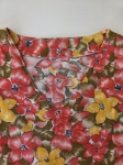 Unikalny damski top retro w wyraziste kwiaty to idealna propozycja na lato dla kobiet ceniących oryginalną odzież używaną premium i krawiecką unikalność