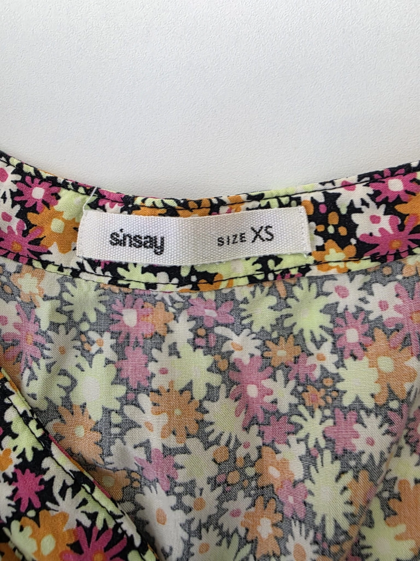 Kolorowa sukienka mini w kwiaty Sinsay w rozmiarze XS, idealna na lato, stworzona z myślą o miłośniczkach mody cyrkularnej i unikalnego stylu