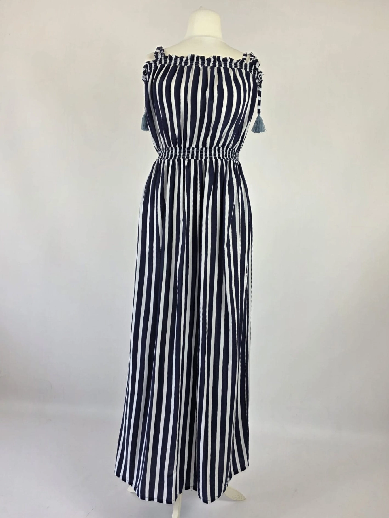 Granatowo-biała sukienka maxi marki Esprit w pionowe paski, uszyta z ekologicznej wiskozy, z ozdobnymi chwostami i gumką w talii