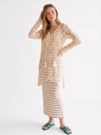 Modna stylizacja warstwowa składająca się z dopasowanej sukienki maxi w paski marki Chicaca oraz ażurowej narzutki boho Reserved wykonanej w 100% z bawełny