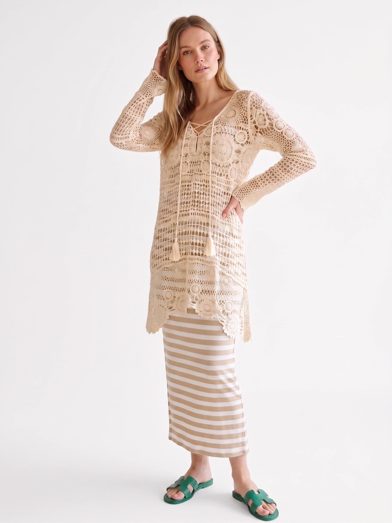 Modna stylizacja warstwowa składająca się z dopasowanej sukienki maxi w paski marki Chicaca oraz ażurowej narzutki boho Reserved wykonanej w 100% z bawełny