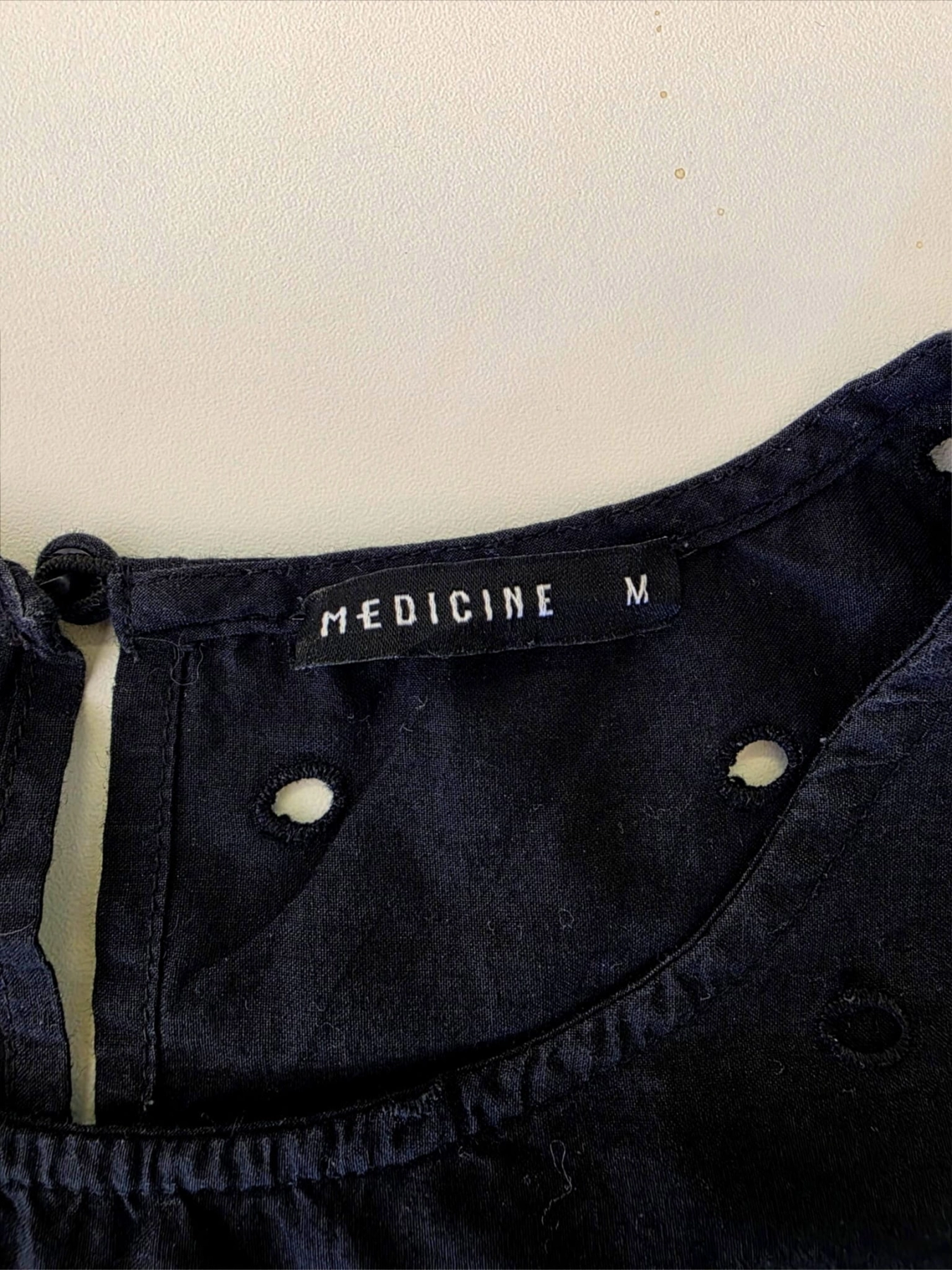 Czarna bawełniana bluzka damska Medicine w rozmiarze M z haftem angielskim i ozdobnymi falbankami to idealny wybór na letnie, romantyczne stylizacje w duchu premium vintage
