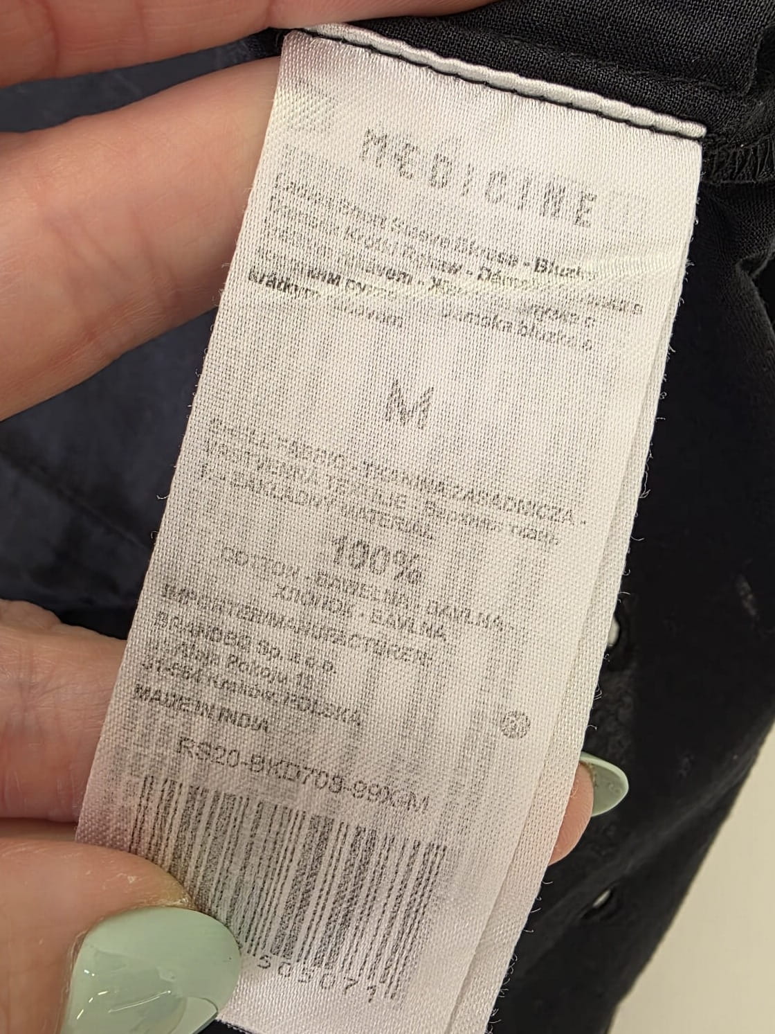 Czarna bawełniana bluzka damska Medicine w rozmiarze M z haftem angielskim i ozdobnymi falbankami to idealny wybór na letnie, romantyczne stylizacje w duchu premium vintage