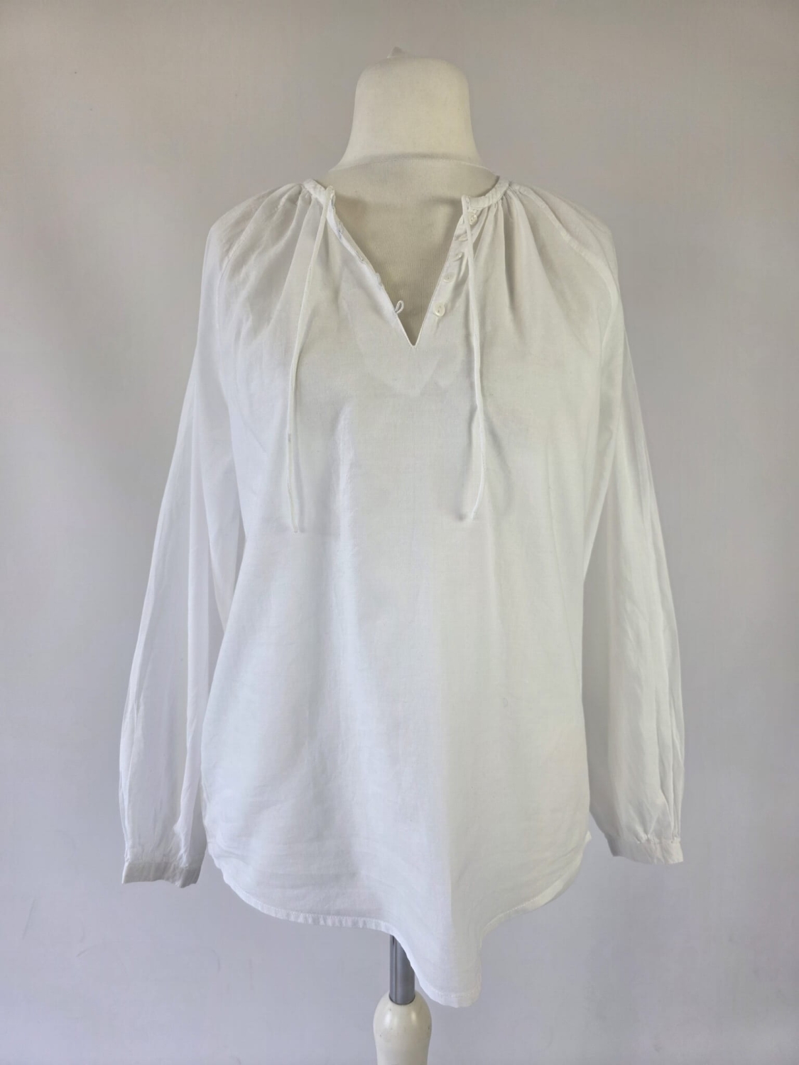 Biała bawełniana bluzka LA RÕUGE Luna Blouse w rozmiarze XS/S to synonim ponadczasowej elegancji i codziennego komfortu w wydaniu premium