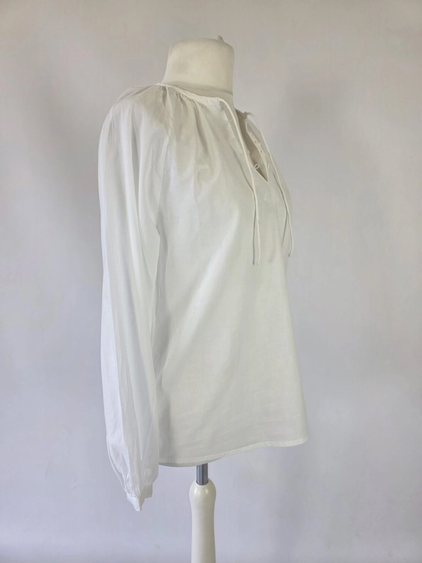 Biała bawełniana bluzka LA RÕUGE Luna Blouse w rozmiarze XS/S to synonim ponadczasowej elegancji i codziennego komfortu w wydaniu premium