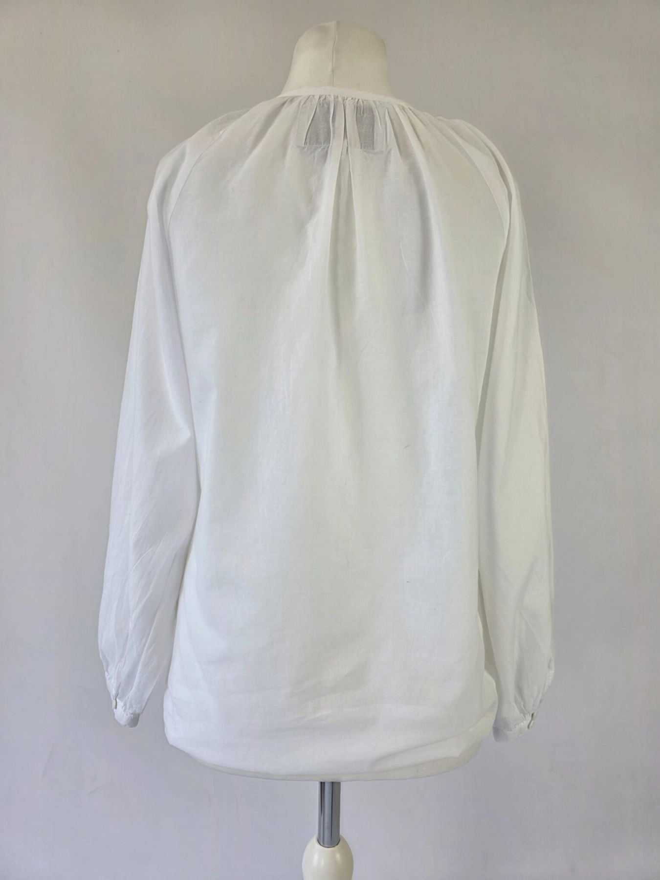 Biała bawełniana bluzka LA RÕUGE Luna Blouse w rozmiarze XS/S to synonim ponadczasowej elegancji i codziennego komfortu w wydaniu premium