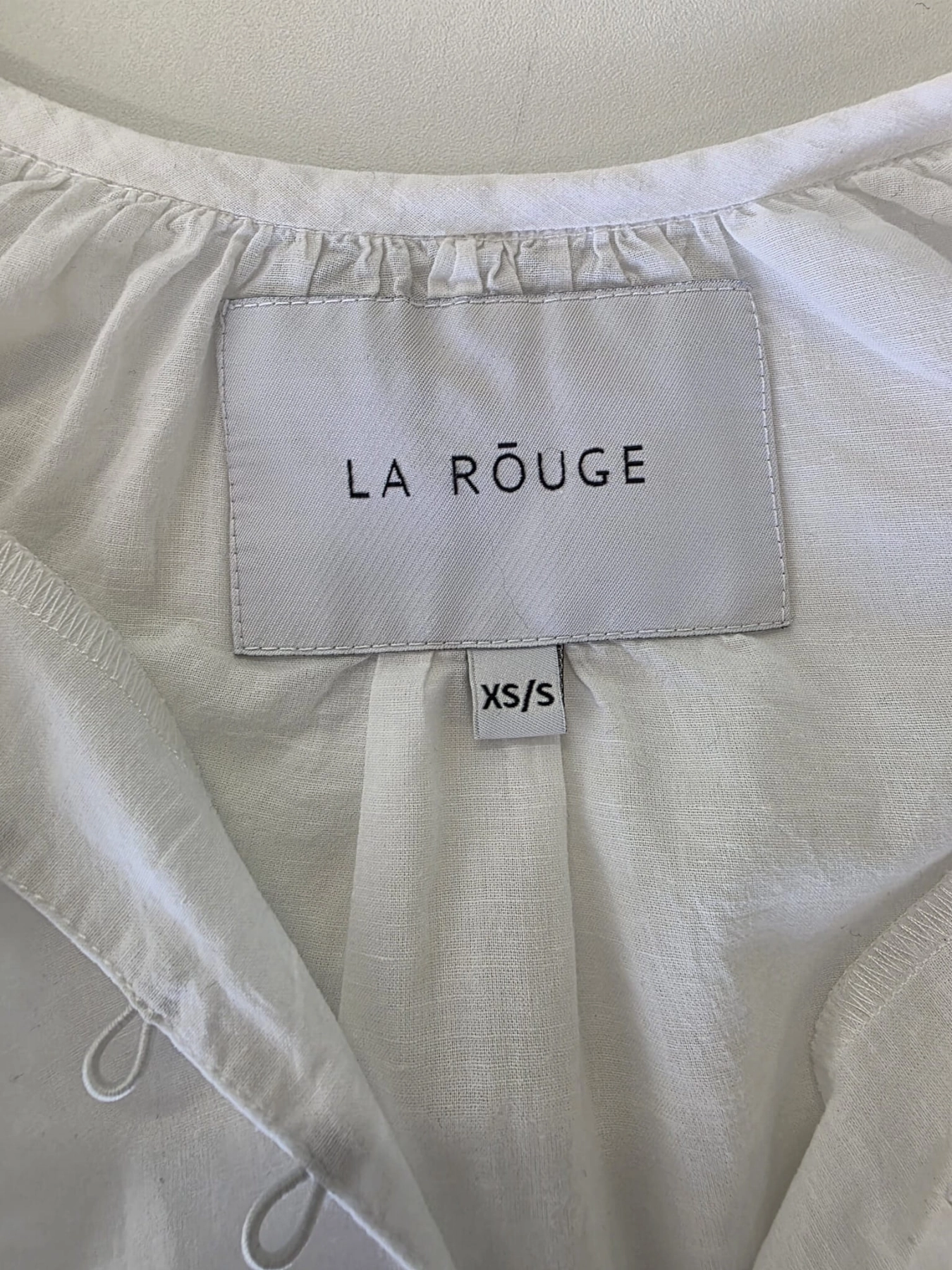 Biała bawełniana bluzka LA RÕUGE Luna Blouse w rozmiarze XS/S to synonim ponadczasowej elegancji i codziennego komfortu w wydaniu premium