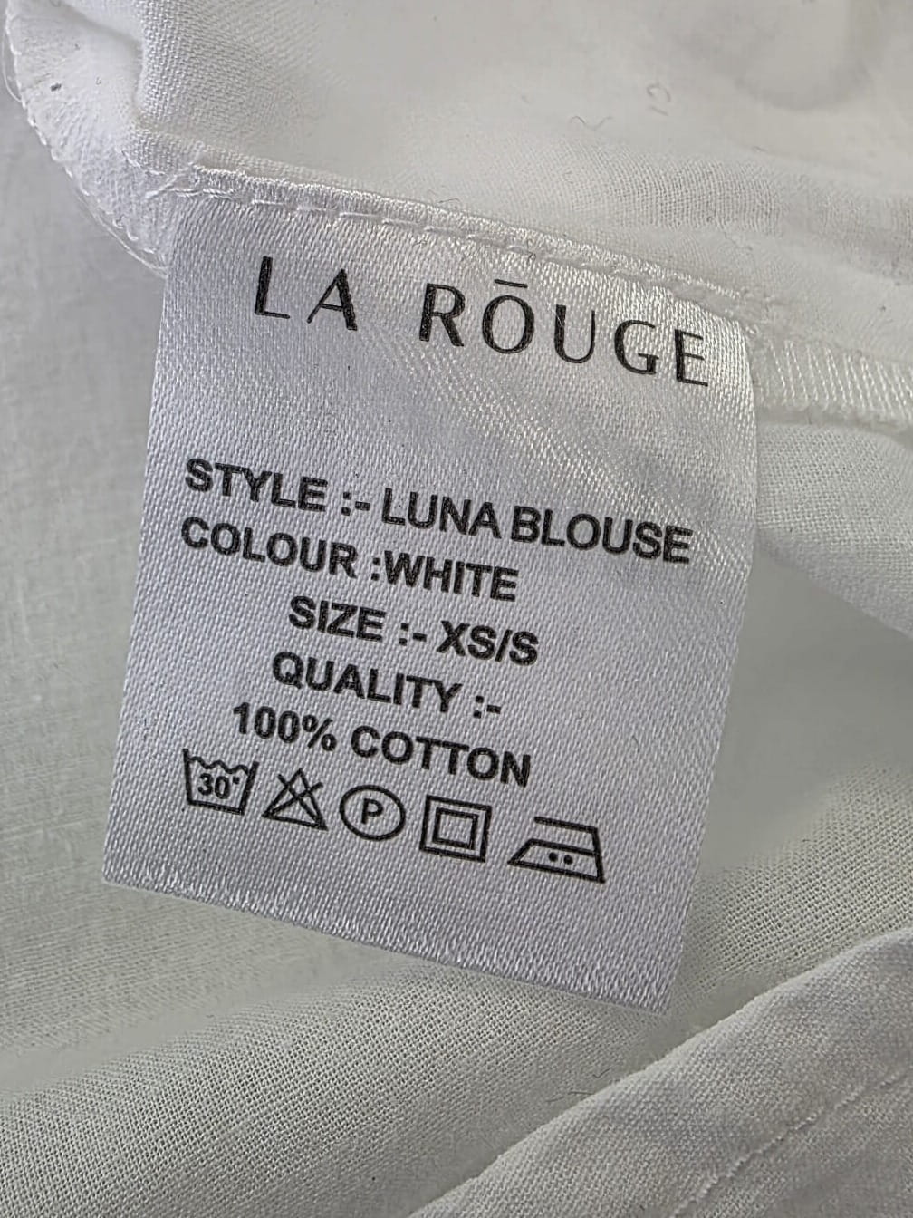 Biała bawełniana bluzka LA RÕUGE Luna Blouse w rozmiarze XS/S to synonim ponadczasowej elegancji i codziennego komfortu w wydaniu premium