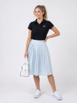 Ekskluzywny komplet premium składający się z granatowego polo Helly Hansen i błękitnej, plisowanej spódnicy midi marki COS to idealna, kobieca stylizacja na każdą okazję