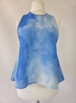 Niebieska damska bluzka bez rękawów we wzór tie-dye, wykonana z wiskozy, o luźnym kroju z ozdobnym rozcięciem na plecach, idealna do letnich stylizacji premium
