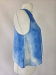 Niebieska damska bluzka bez rękawów we wzór tie-dye, wykonana z wiskozy, o luźnym kroju z ozdobnym rozcięciem na plecach, idealna do letnich stylizacji premium
